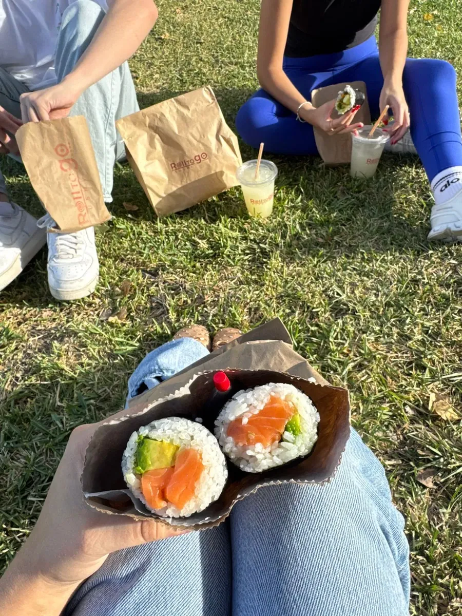 Comiendo sushi de Roll to Go en el parque